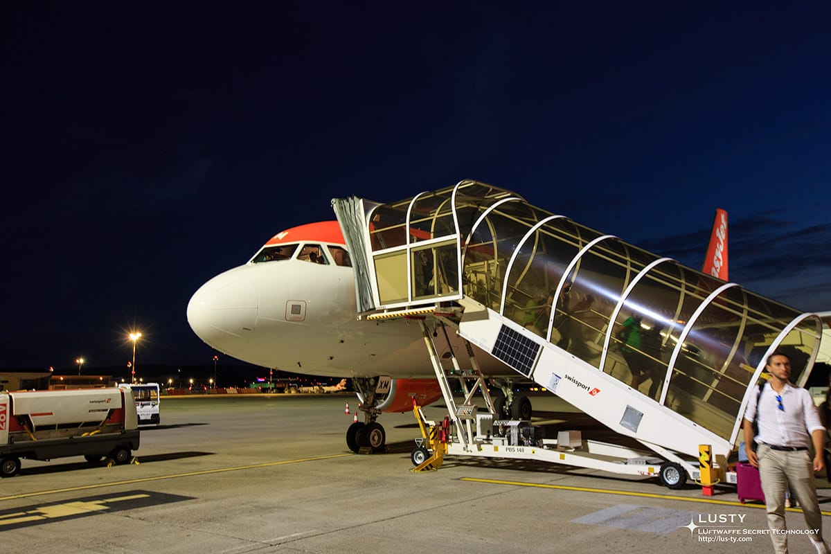 스텝카를 연결한 밤의 이지젯 A320