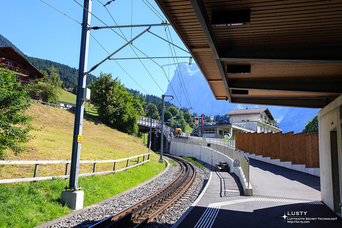 그린델발트 터미널역 플랫폼과 산악 철로