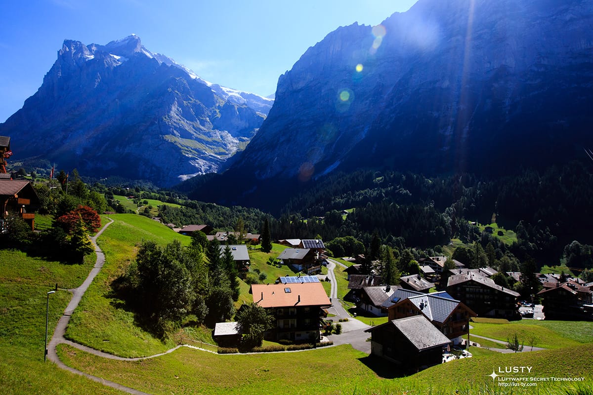 산기슭 패러글라이딩 활공장 마을 풍경