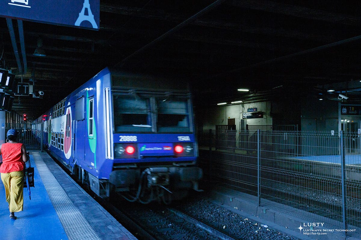 RER C선 열차 플랫폼 정차 모습