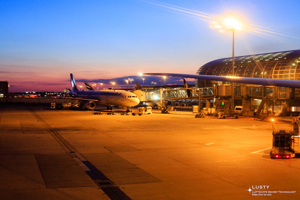 샤를 드골 공항 황혼 속 계류장 야경