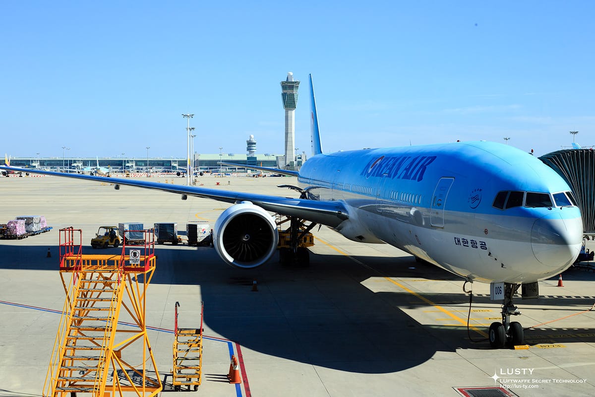 인천공항 주기장의 대한항공 777-300ER