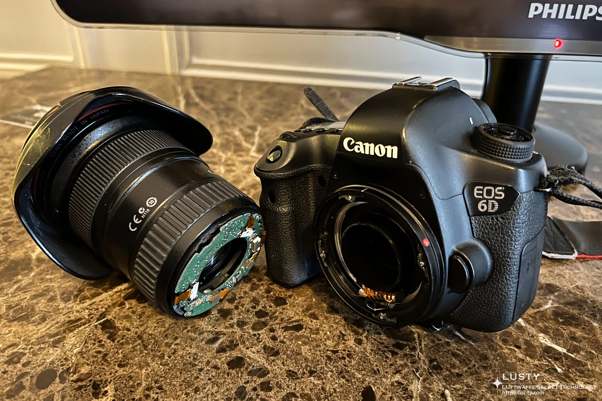파손된 캐논 EOS 6D와 분리된 렌즈 마운트