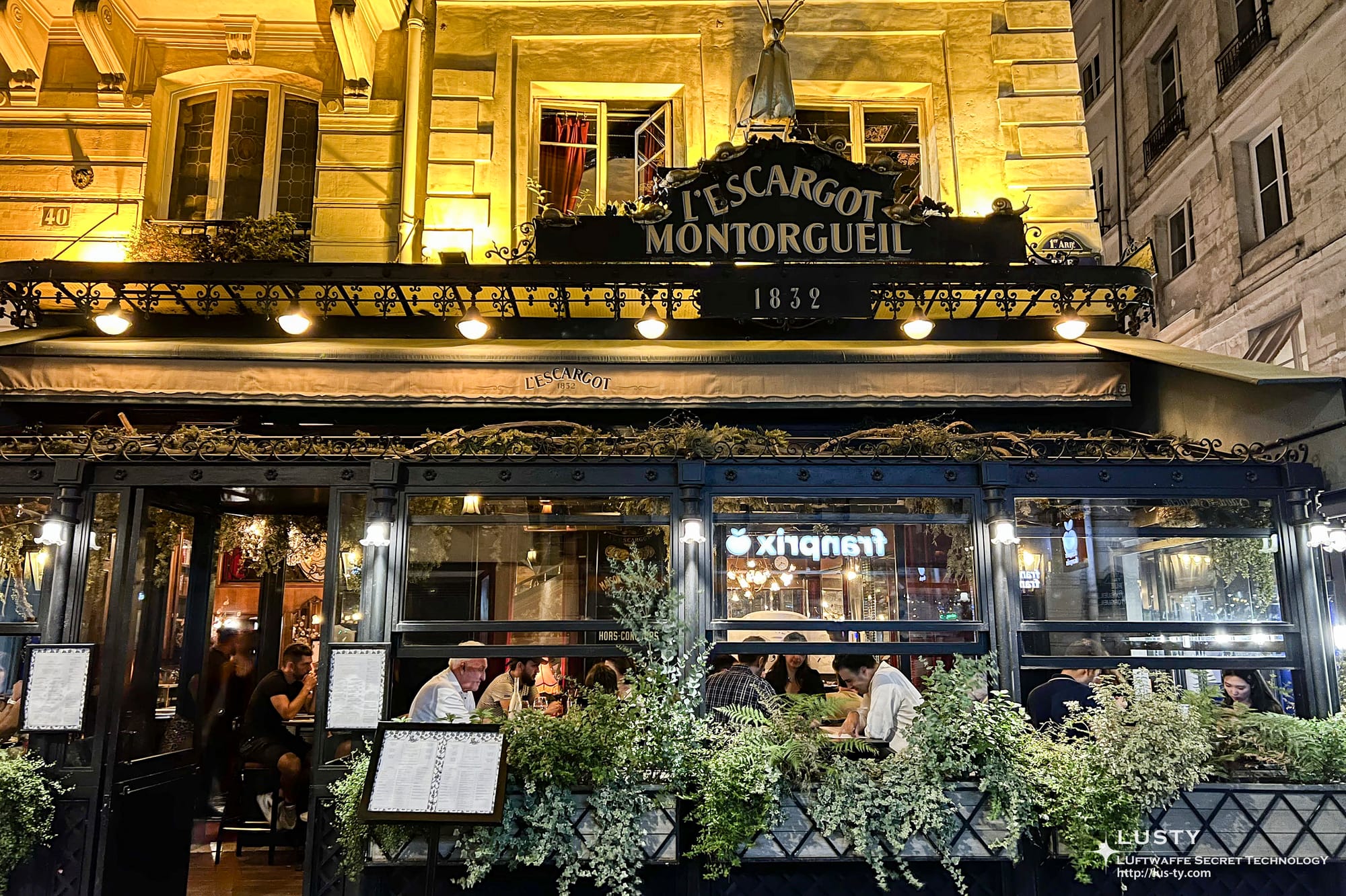 L'escargot Montorgueil 야경 간판