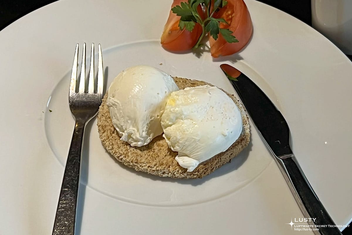 호텔 아침 식사 수란과 토마토