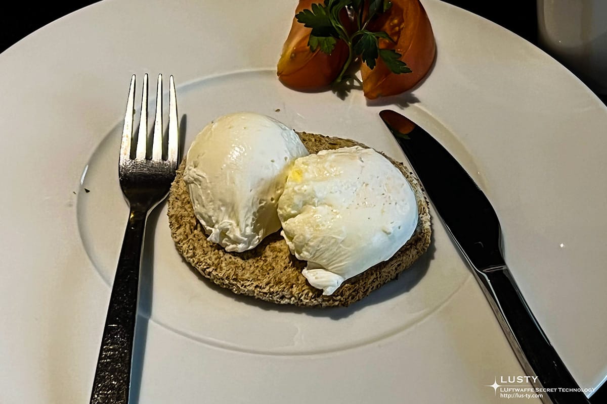 수란 두 개와 토스트 접시