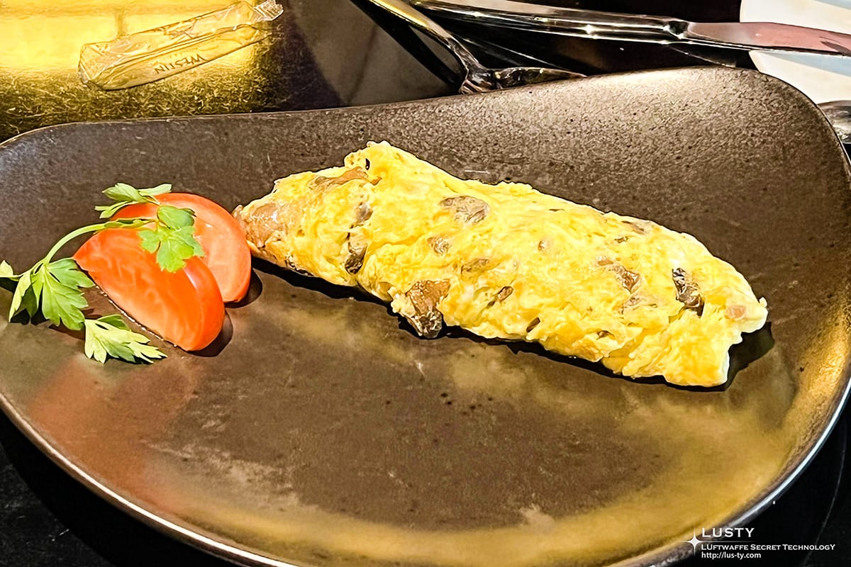 버섯 오믈렛과 토마토 장식