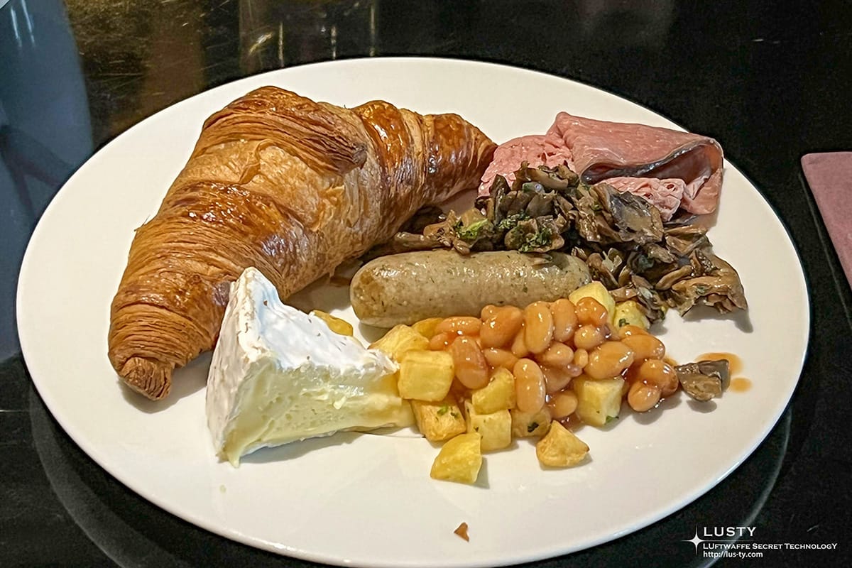 호텔 조식 크루아상과 소시지 플레이트