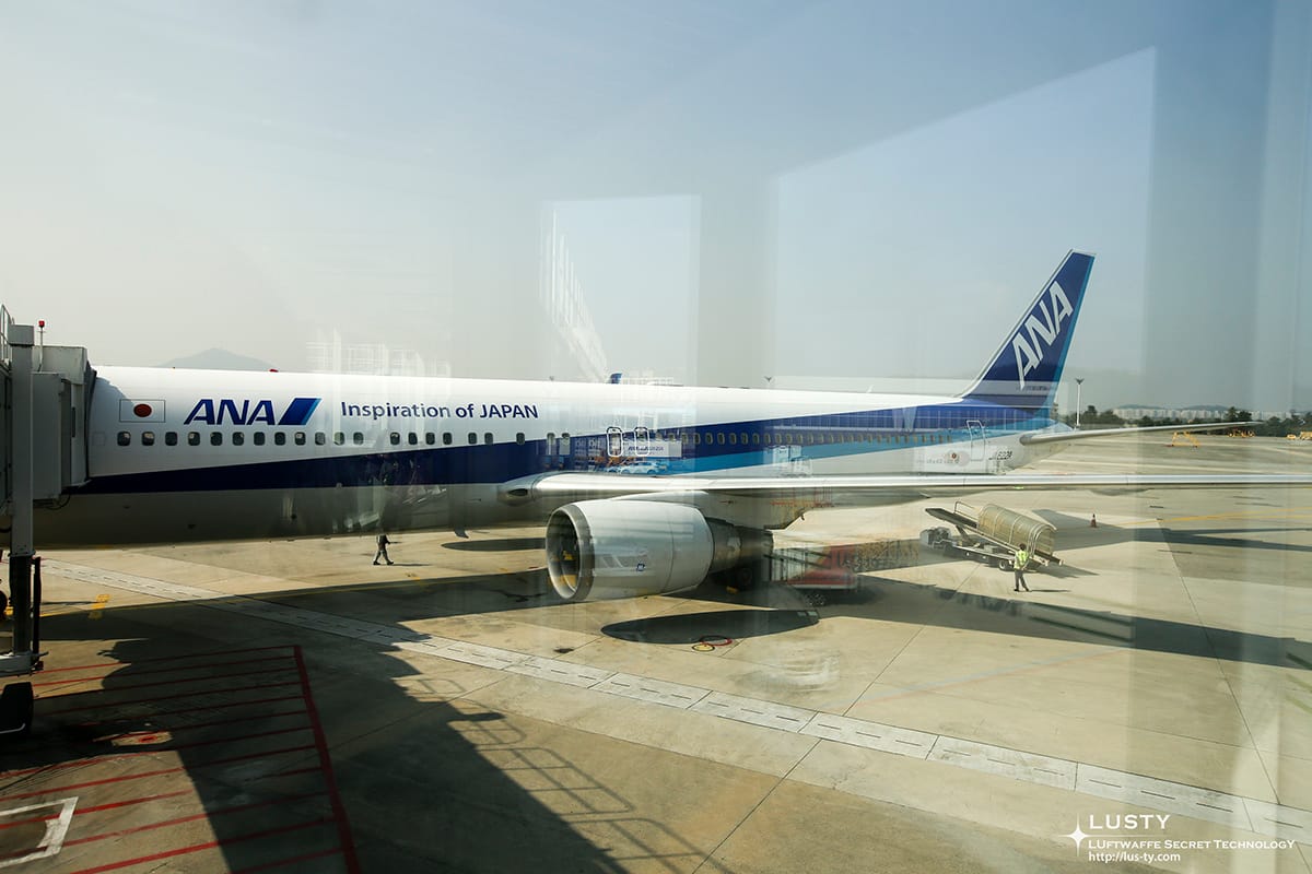탑승 게이트에서 본 ANA 767 기체