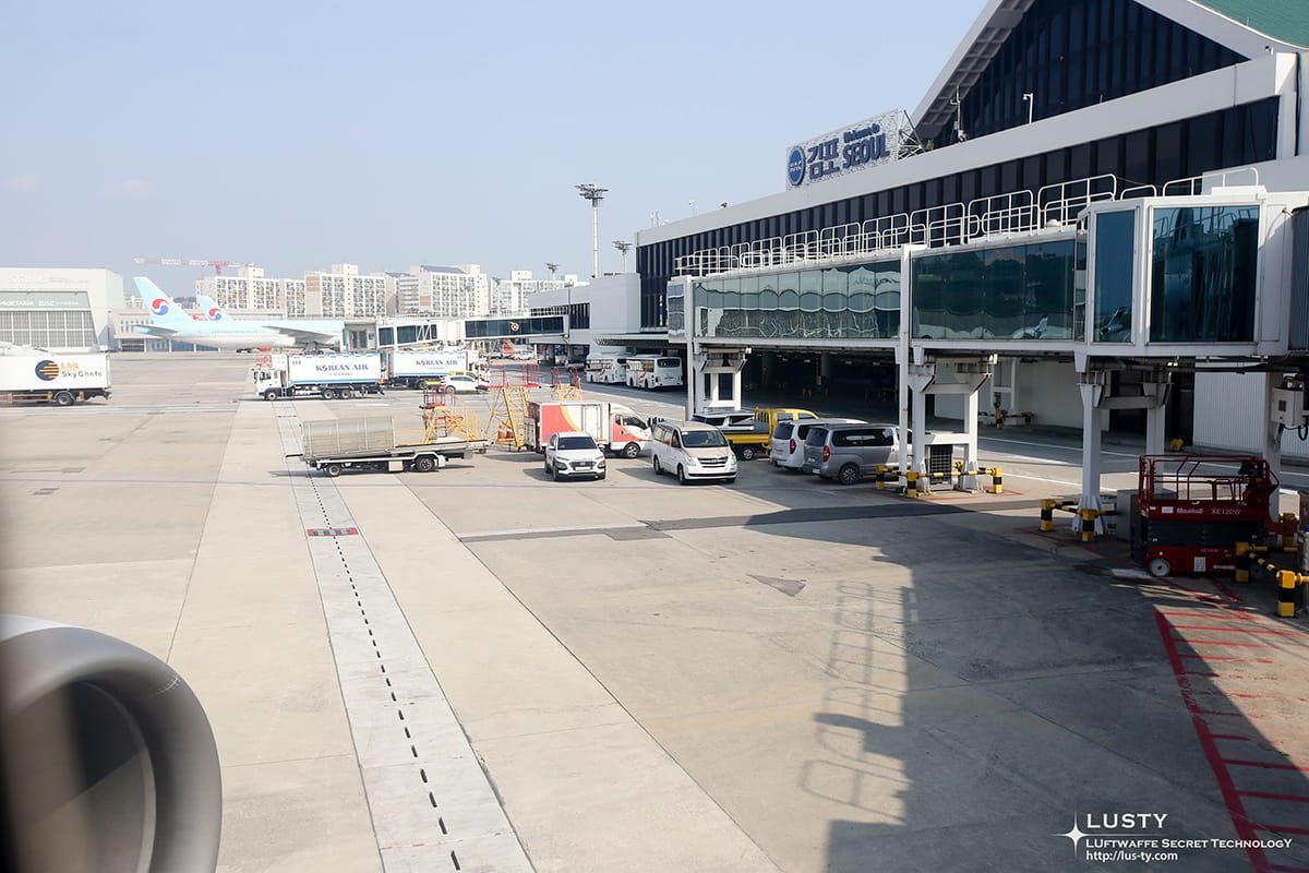 김포공항 탑승교 분리 후 계류장 풍경