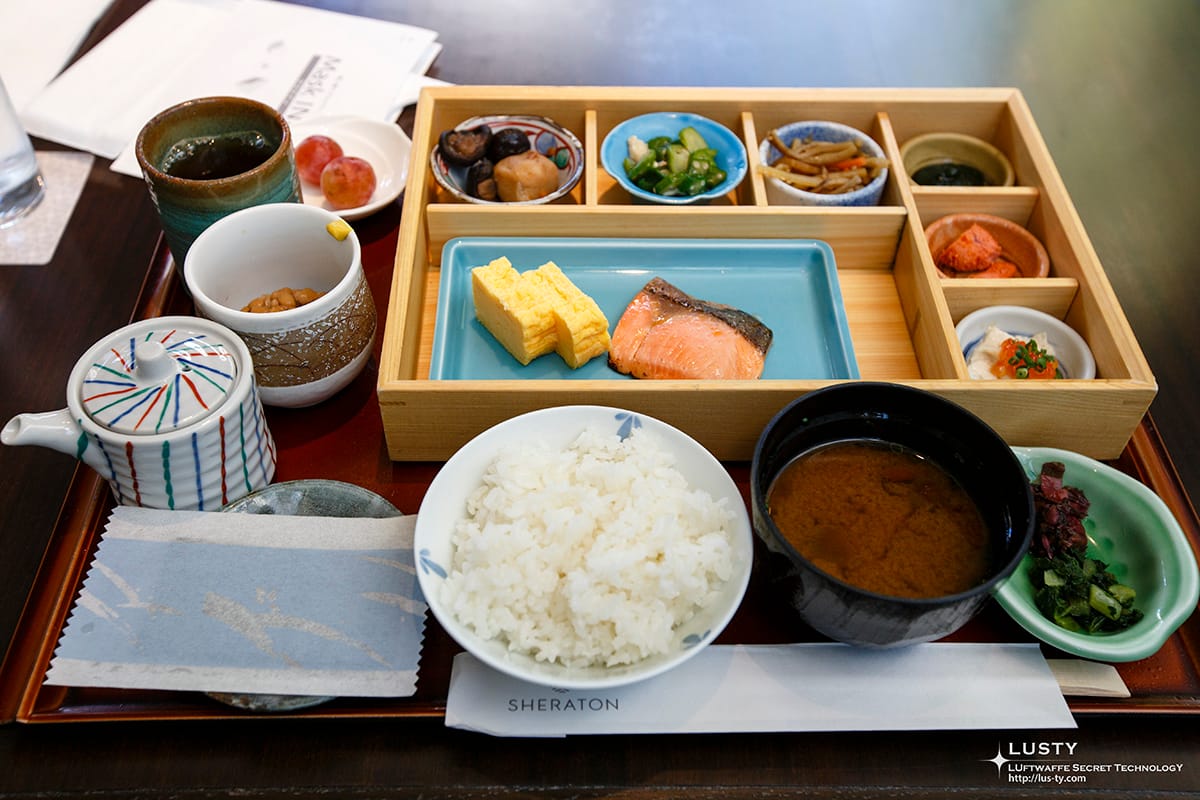 조식 트레이에 밥·생선·반찬