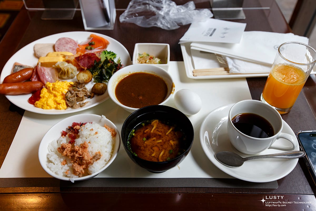 밥·된장국·카레·소시지 담긴 뷔페 조식