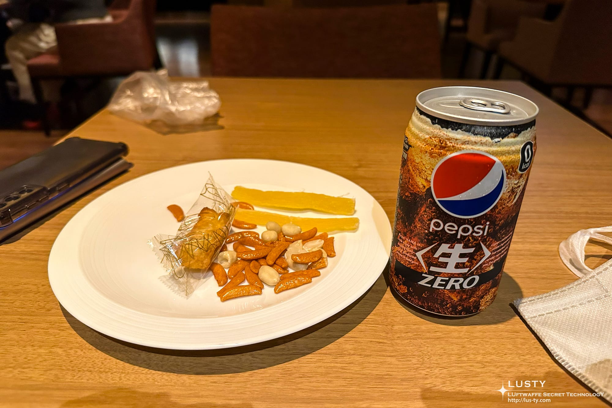 칵테일 스마트폰 옆에 간식과 펩시제로 캔