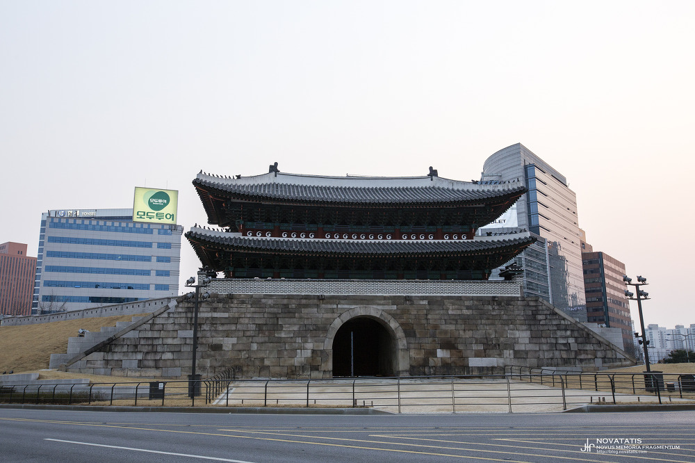 서울 남대문 앞 도로와 빌딩
