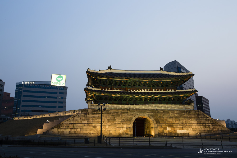 T빛이 켜진 숭례문 야경