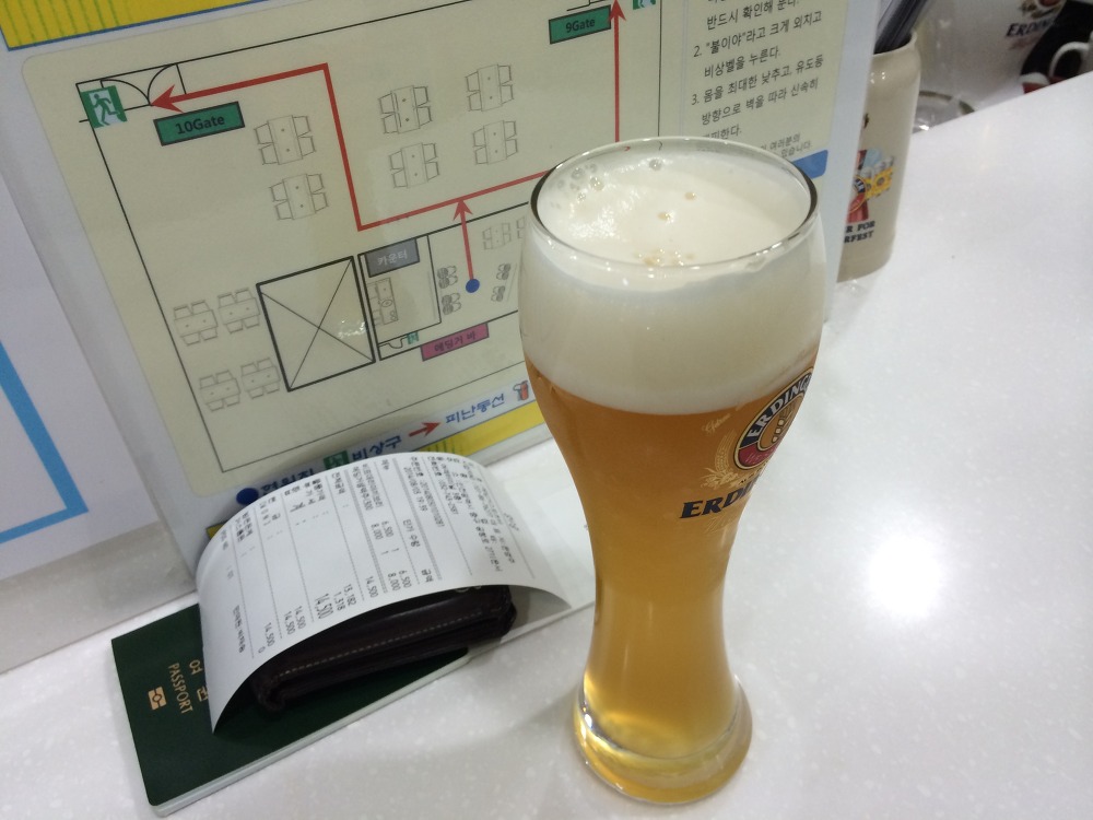 카운터 위 맥주잔과 여권, 영수증