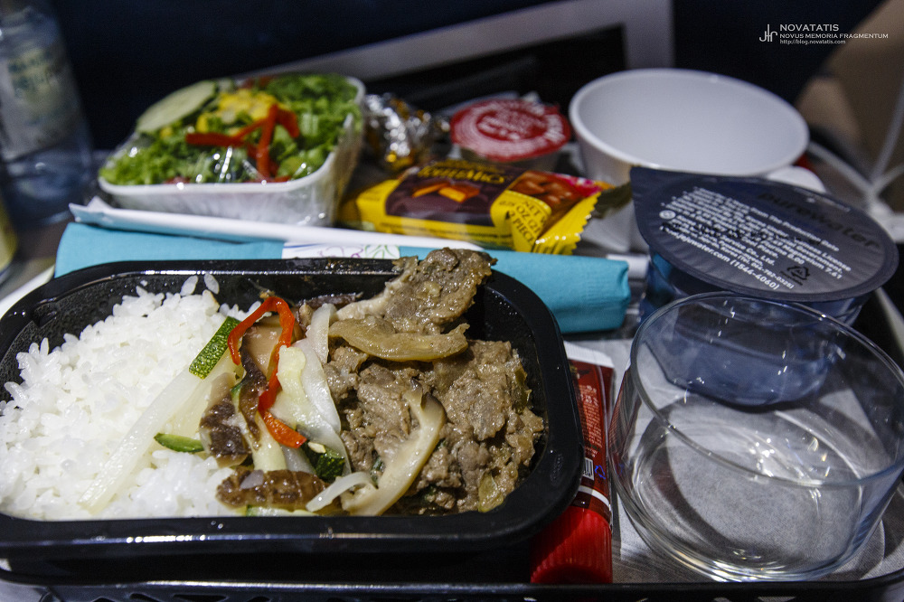 기내식 트레이에 밥과 불고기 반찬