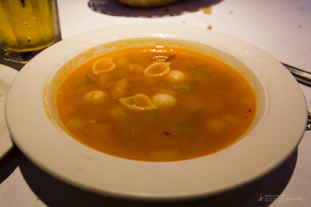 작은 파스타 든 토마토 수프