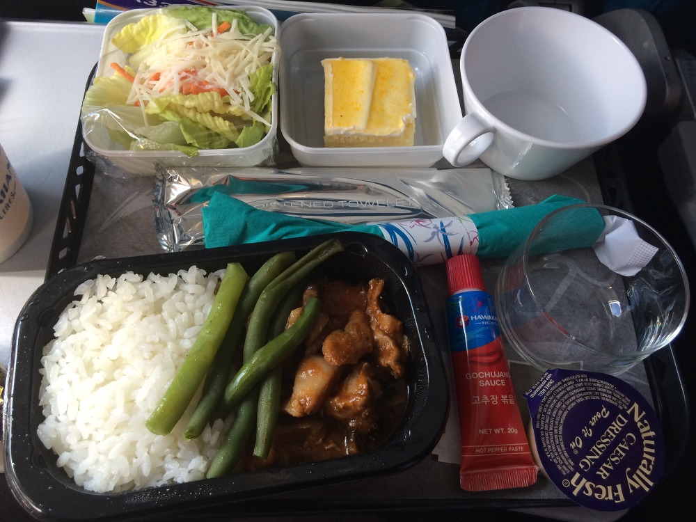 기내 식판에 밥과 반찬, 고추장 튜브