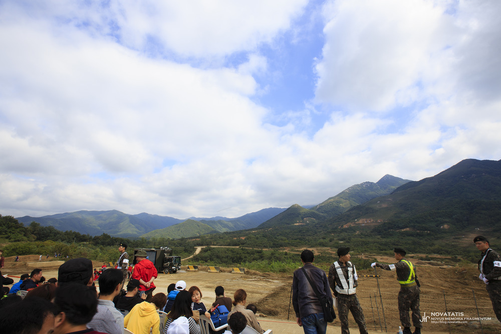 전방 야외 사격장 관중과 산