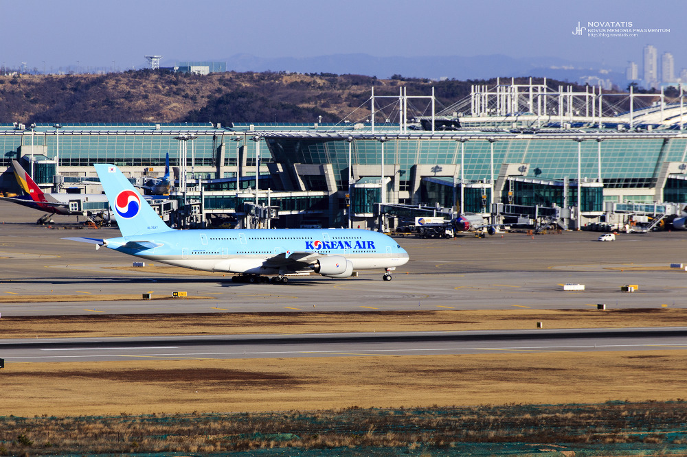 인천공항 계류지의 대한항공 A380 측면