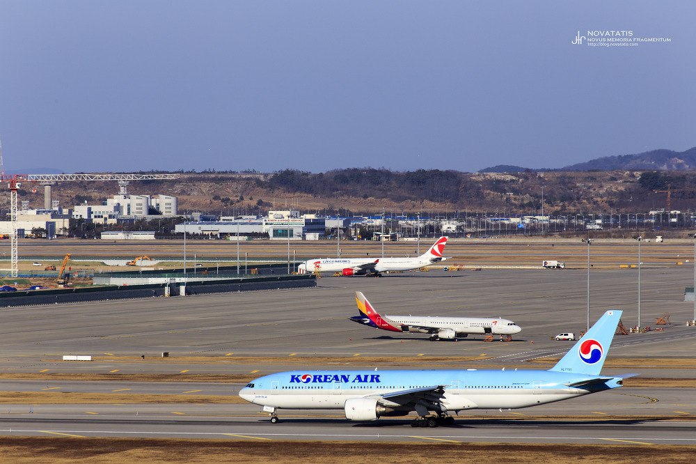 Korean Air B777이 활주로를 이동 중인 인천