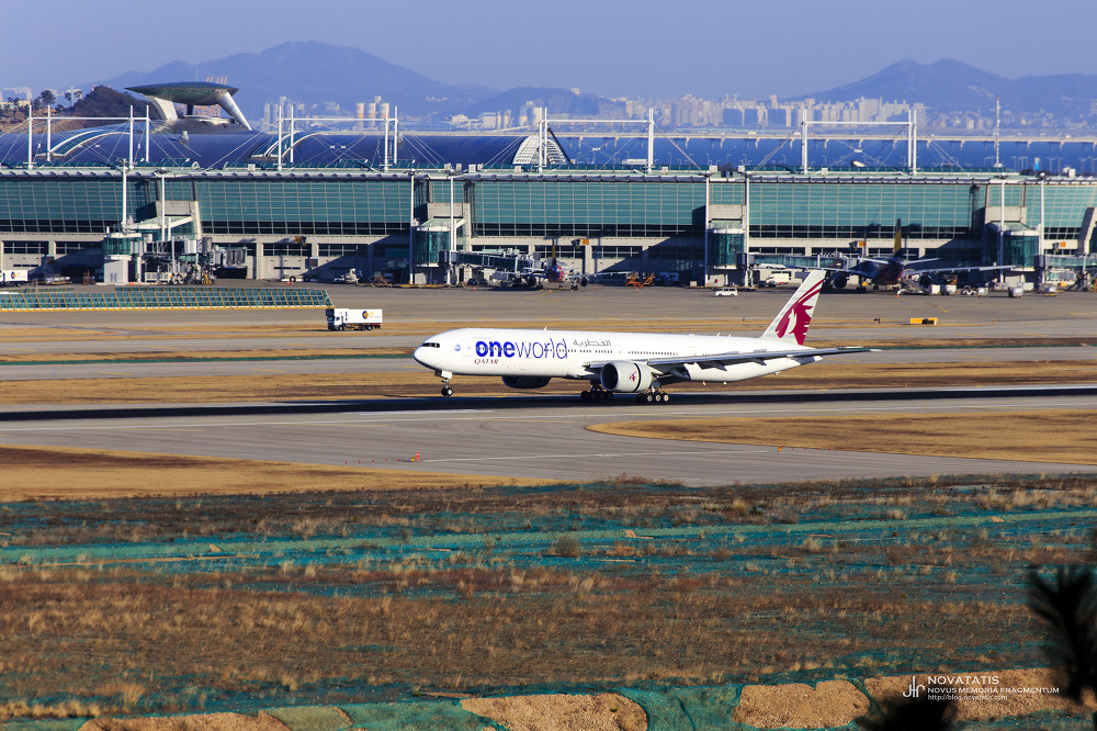 인천공항 터미널 앞 활주로를 달리는 oneworld Q
