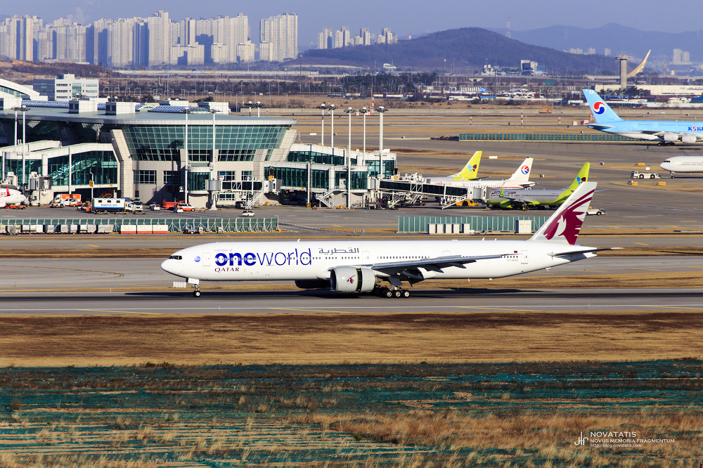 게이트 근처 활주로에서 움직이는 oneworld Qat