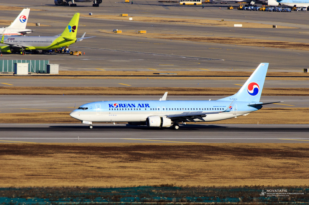 Korean Air B737이 활주로를 주행 중인 모습