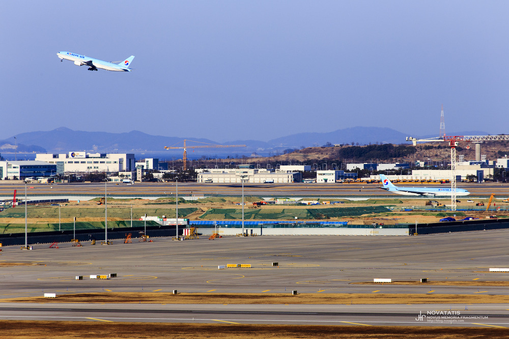 인천공항 활주로 위 이륙하는 대한항공 여객기