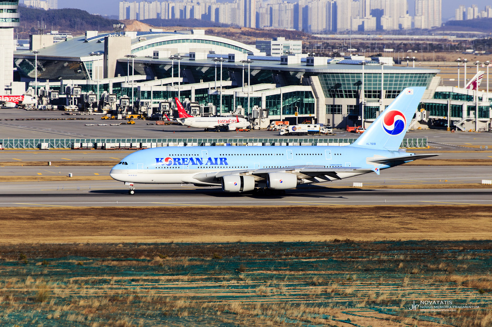 Korean Air A380 기종이 공항 활주로 계류