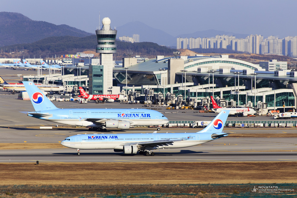 두 대의 Korean Air 여객기가 활주로 이동 중
