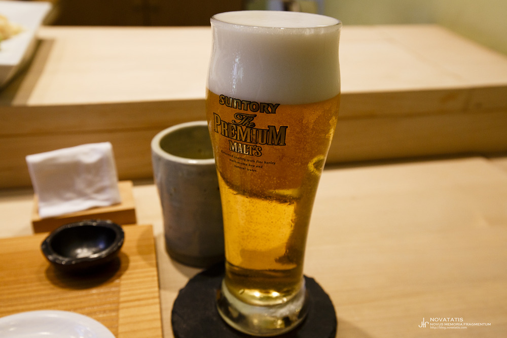 선토리 로고가 보이는 생맥주잔