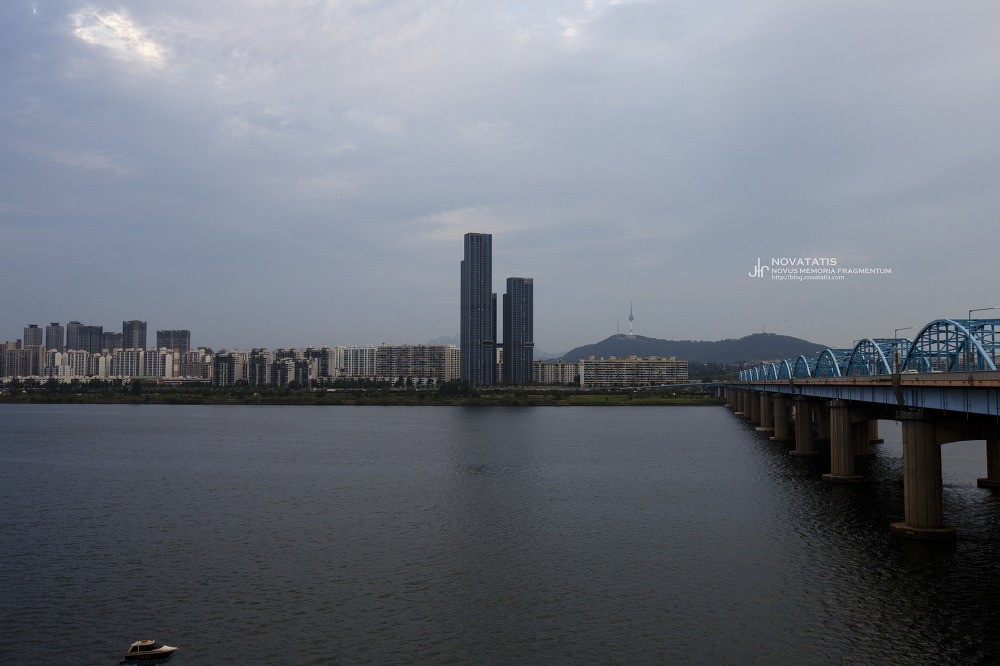 한강 건너 아파트와 청색 철교 전경