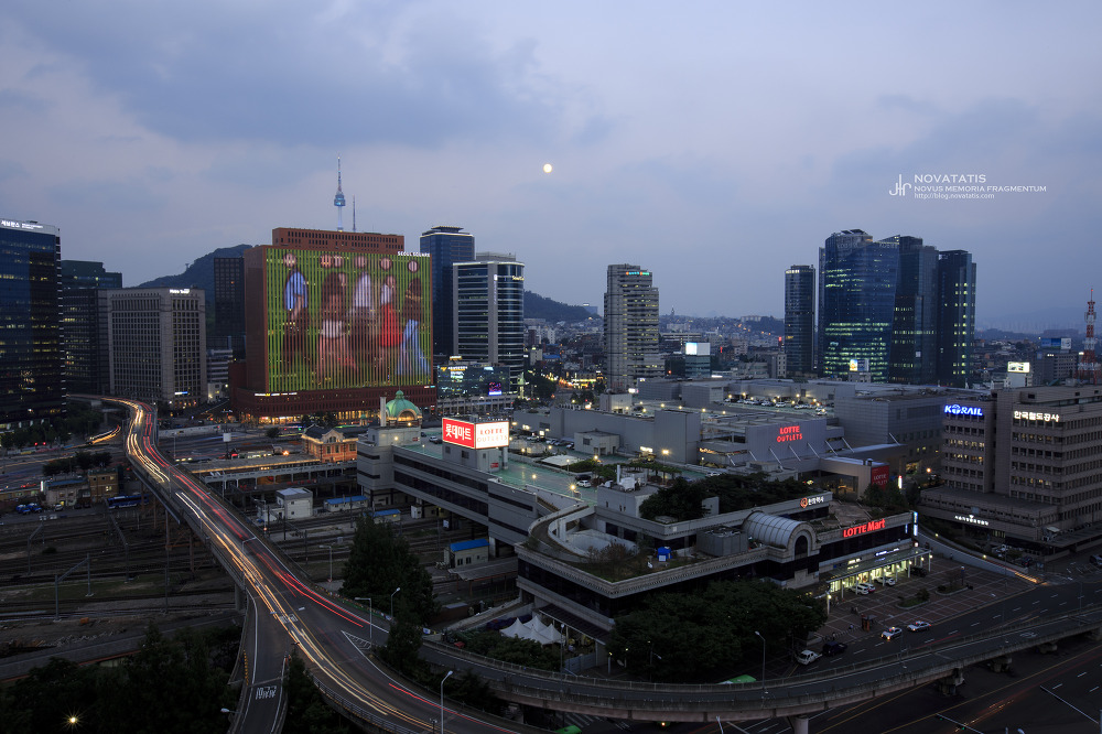 대형 LED 화면과 롯데마트 건물, 고가도로