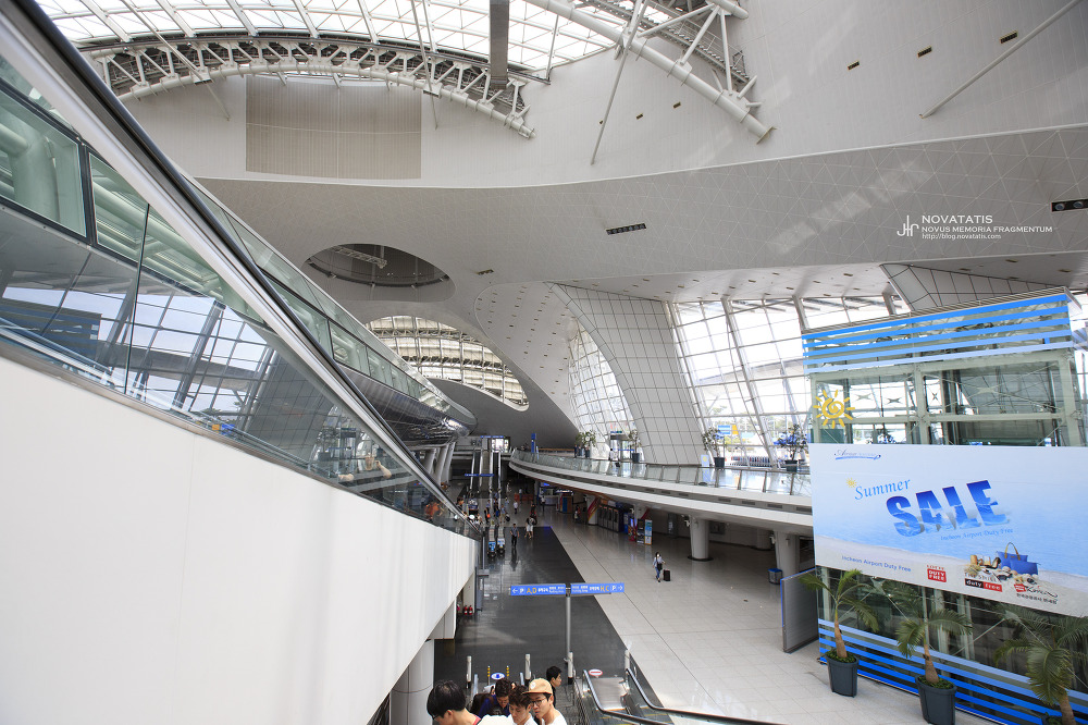 광장과 에스컬레이터 있는 공항 대합실