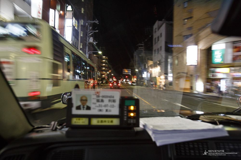 택시 앞유리 너머 흐릿한 야간 거리 풍경