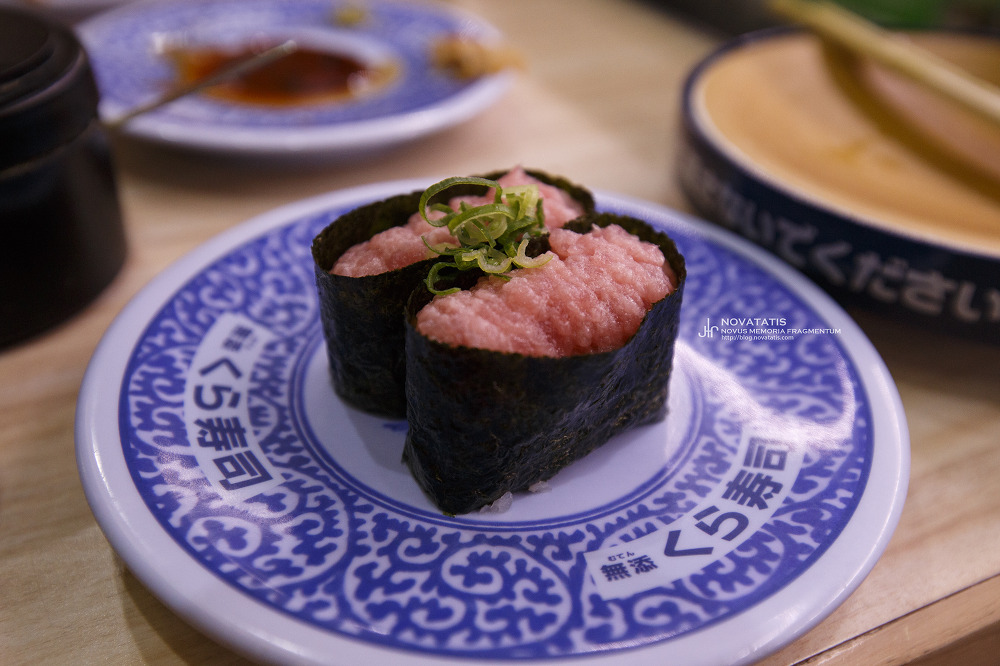 곱게 다진 참치 군함말이 두 개