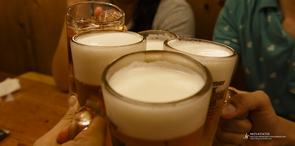 맥주 여러 잔 건배하는 손