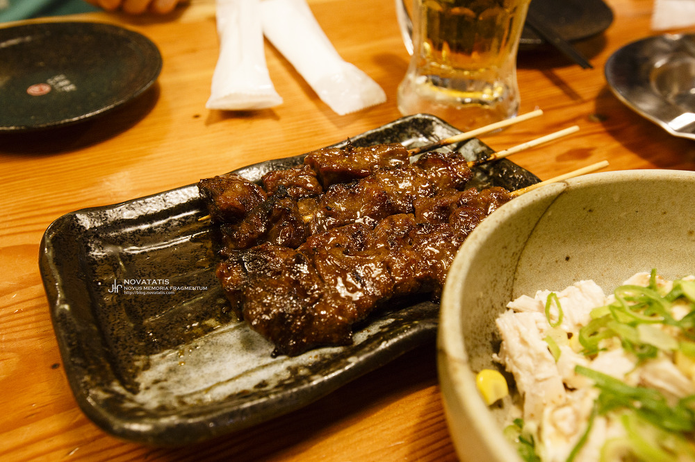 양념 바른 꼬치 구이 접시
