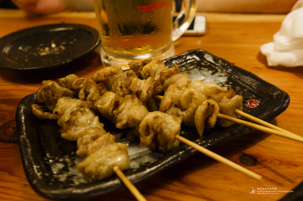 기름진 꼬치 세 개와 맥주