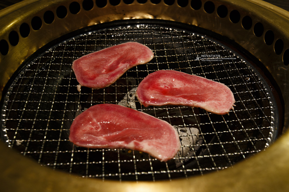 숯불 그릴 위 생우설 세 점