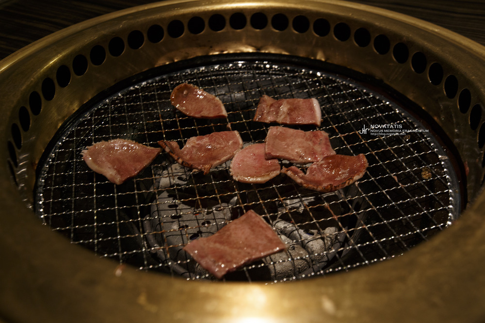 숯불 그릴 위 익은 우설 조각
