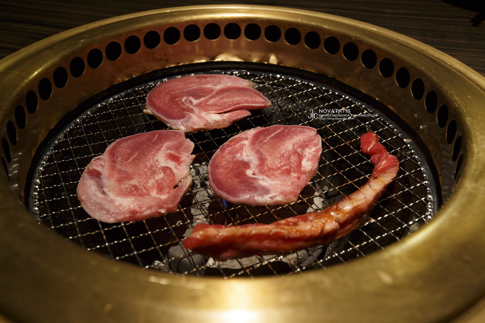 숯불 그릴 위 생우설과 갈비