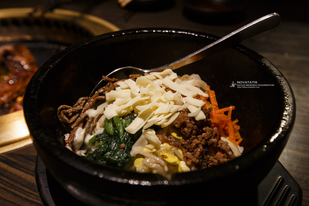치즈 얹은 비빔밥 재료 모둠