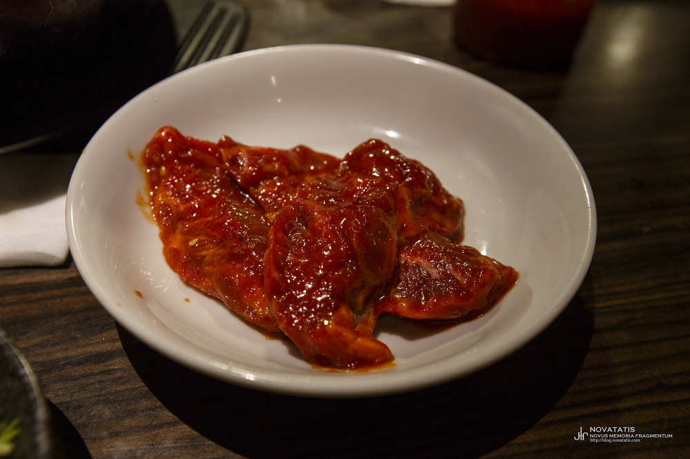 양념 발라둔 생 갈비살 몇 점