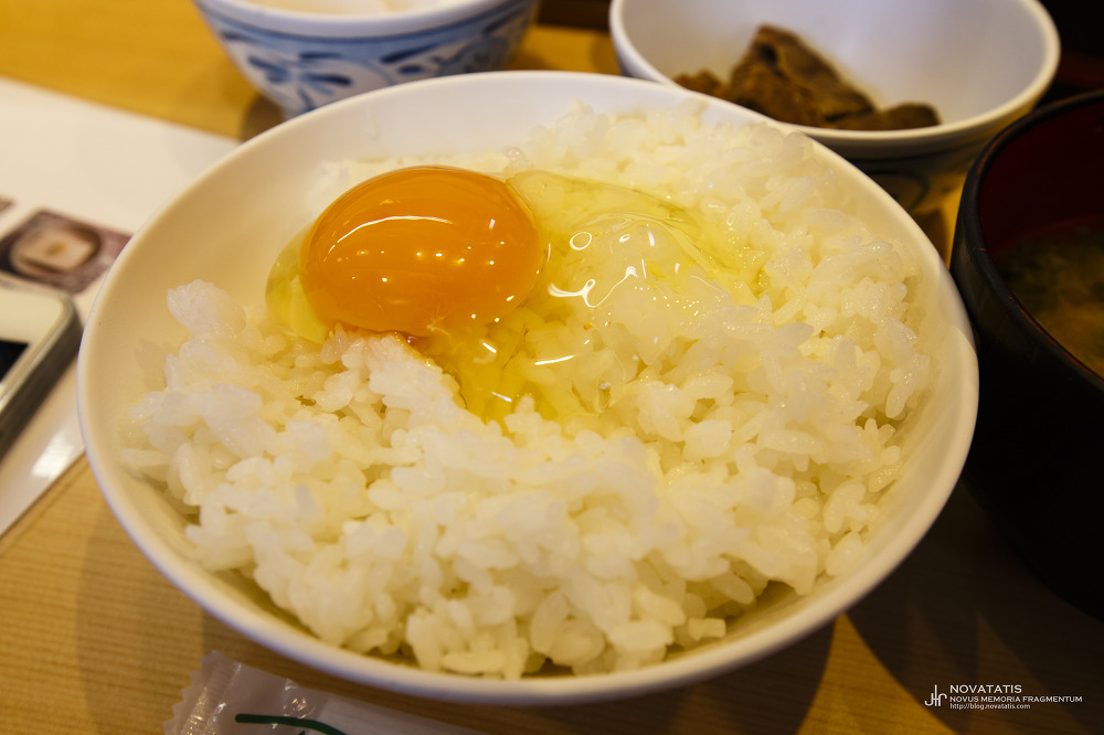 밥 위에 날계란 노른자
