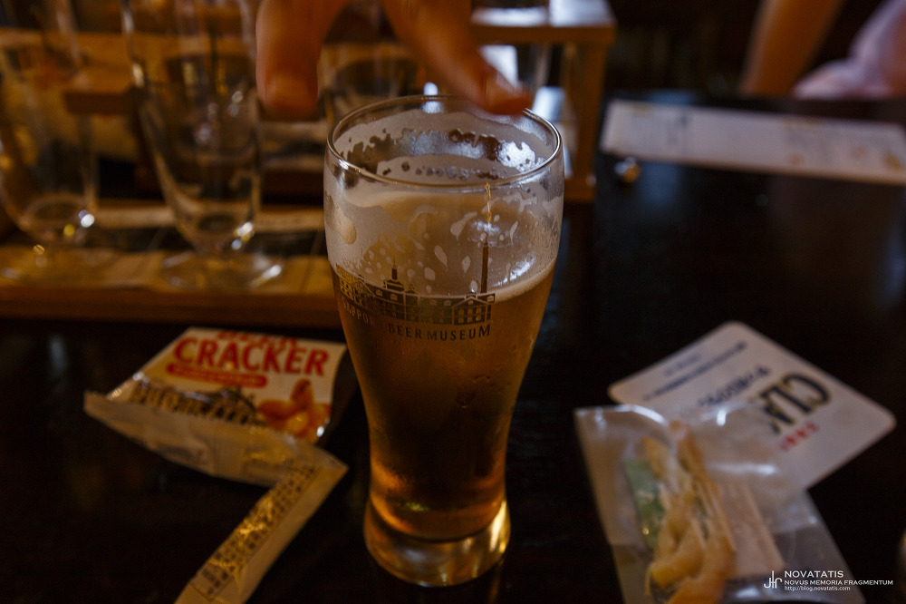맥주잔과 과자 포장
