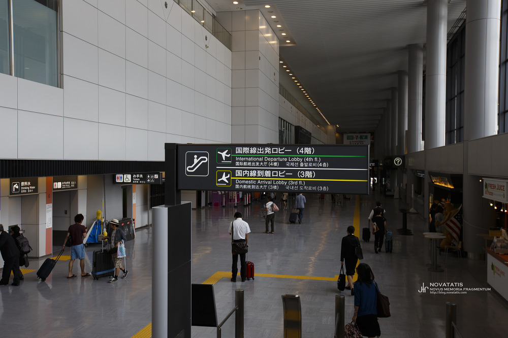 출발층 안내 표지판이 놓인 공항 로비