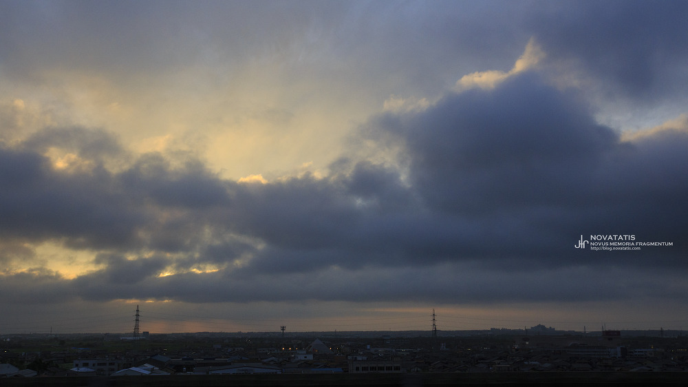 노을 구름이 드리운 도시 수평선